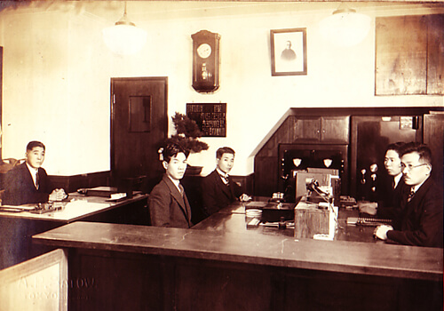 昭和30年代　	
事務所内の様子